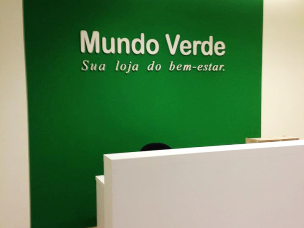 <span>Mundo Verde</span><i>→</i>